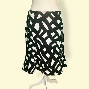 Calvin Klein Black & White Abstract Print Textured Crepe Tulip Hem Skirt Size 4